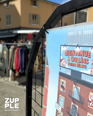 Un extrait des énigmes de Zupple pendant la braderie d’Oullins dont un panneau qui dit « Bienvenue à Oullins-Pierre-Bénite »