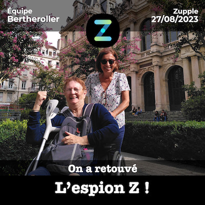 Photo souvenir de deux joueuses à la retraite, dont une en fauteuil roulant, qui ont réussi le jeu de piste