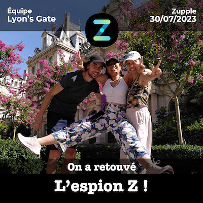 Photo de fin de jeu de piste d’un groupe de 3 jeunes amis