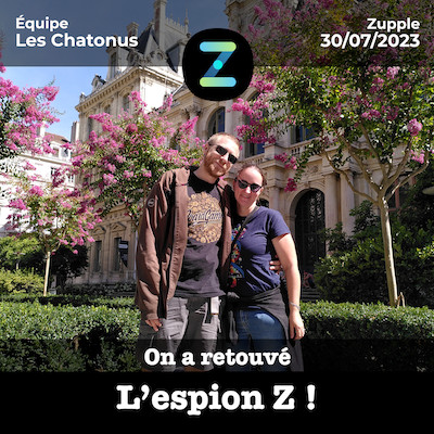 Ce couple pose après avoir joué ce jeu de piste au palais de la Bourse à Lyon