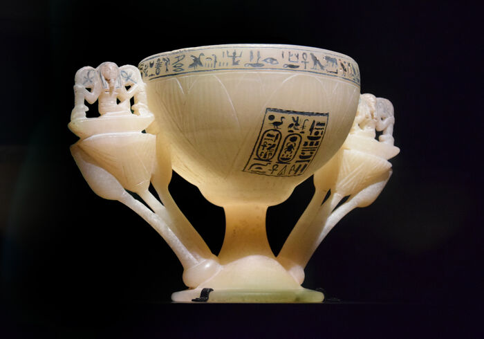 Une coupe d’albâtre en forme de lotus, posée à l’entrée