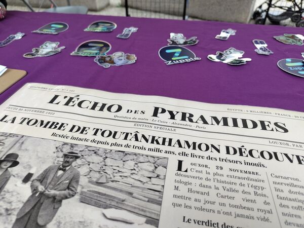 Le journal L’Écho des Pyramides posé sur la table du stand.